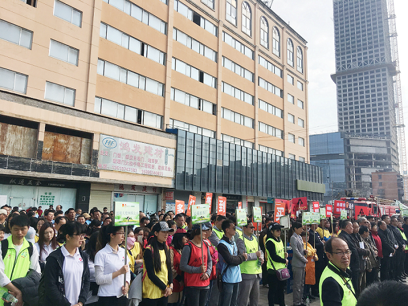 2017年3月5日，是我国第54个学雷锋纪念日。3月份的春天万物复苏，百花齐放。阳光透过淡薄的云层照耀着大地，它的万道金光愉快地普照着万物。春风拂面,是那么清柔,那么亲切,就像是雷锋的精神一直温暖着、鼓舞着我们!