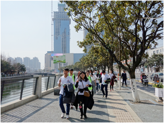 一路上，志愿者把“学雷锋践行动 树新风做好事 做志愿者”的精神传扬到大街小巷，把雷锋为人民服务的志愿精神带到城市的每个角落。